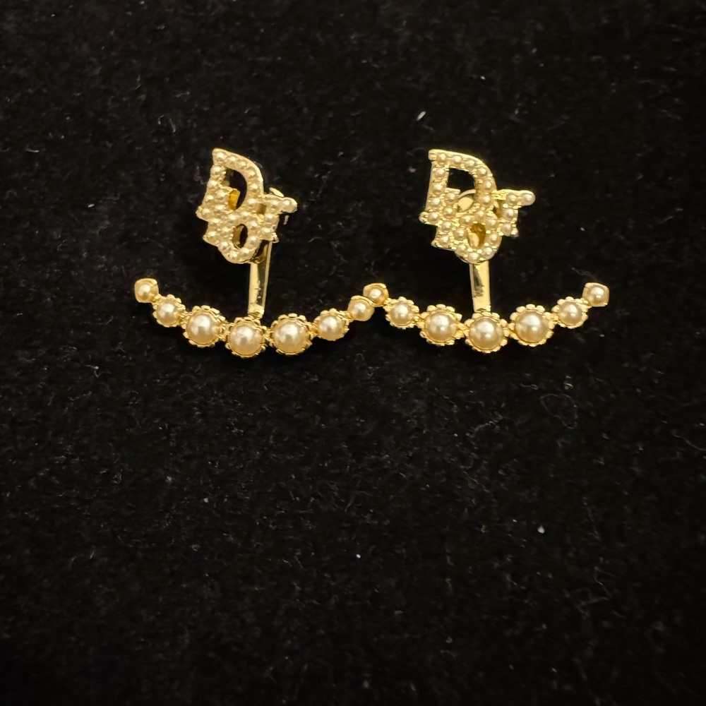 Dior Elegant Gold Pearl Underline Earrings